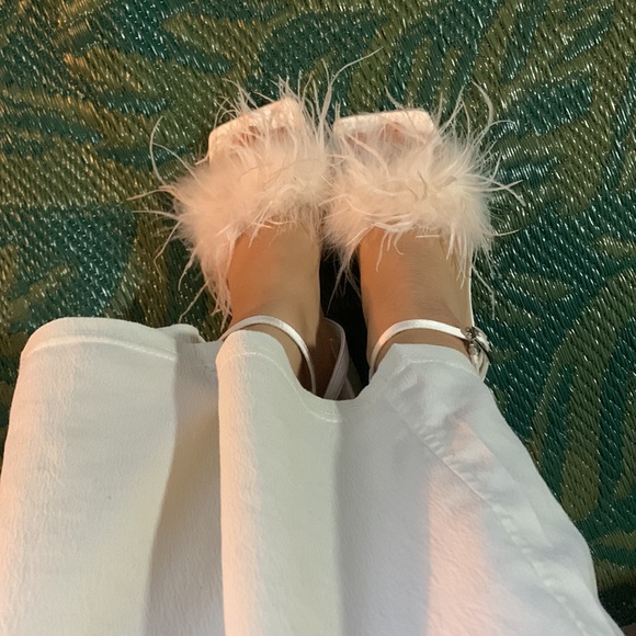 Super Chic🤍NWT- UR Pearl White Silky Fluffy Block Heels -Size 5 - Picture 2 of 8